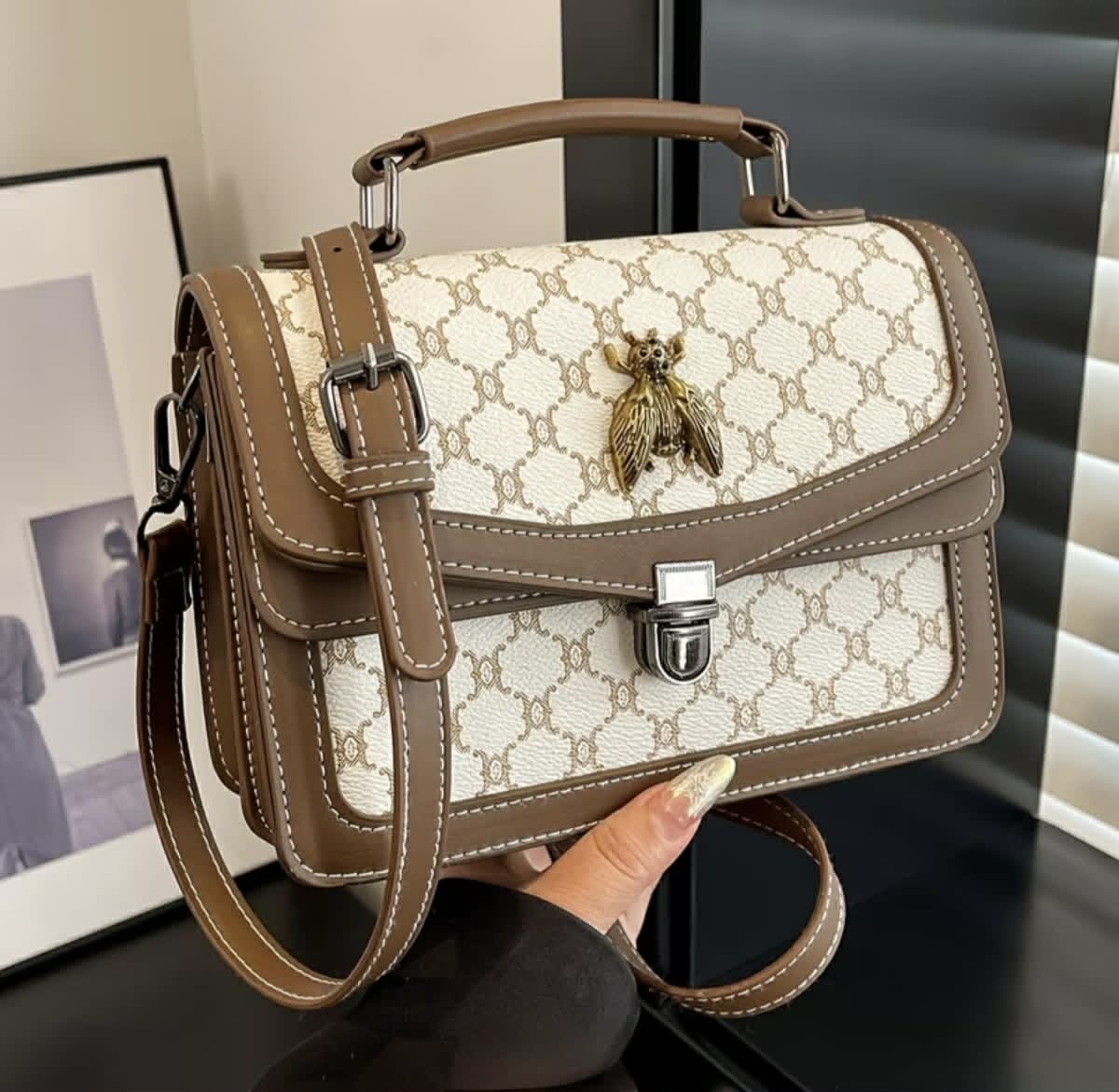 Elegante Damenhandtasche mit langem Riemen