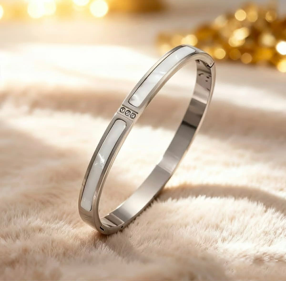 Armband aus weißem Perlmutt und Silberauflage
