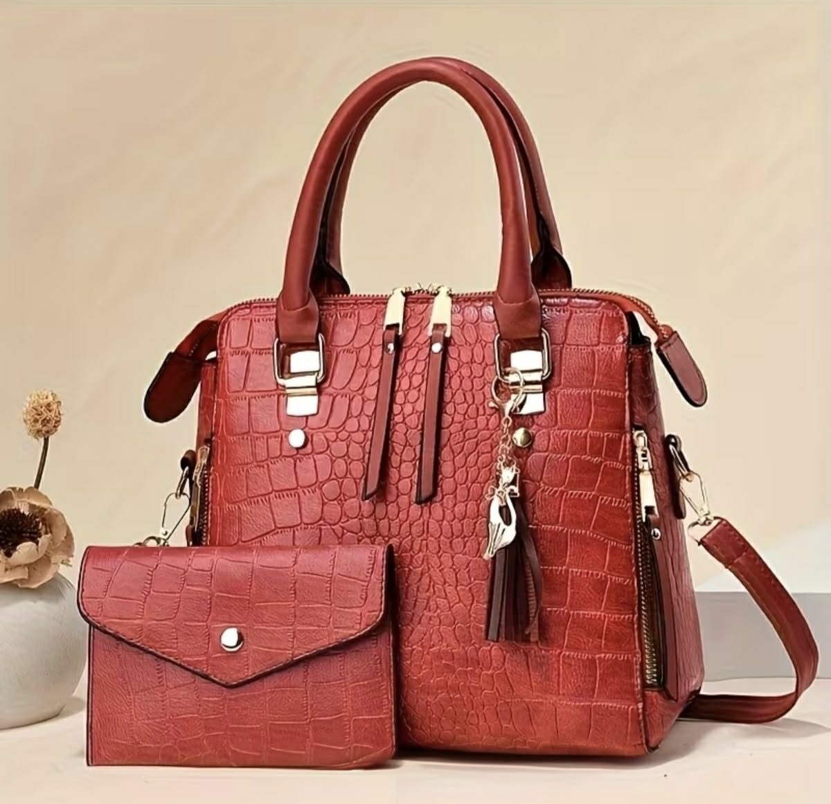 Damenhandtasche aus geprägtem Leder mit Katzen-Schlüsselanhänger