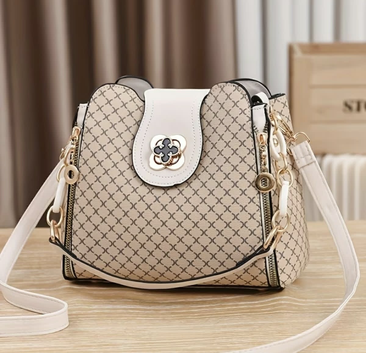 Elegante Damenhandtasche mit Kleeblatt-Schnalle