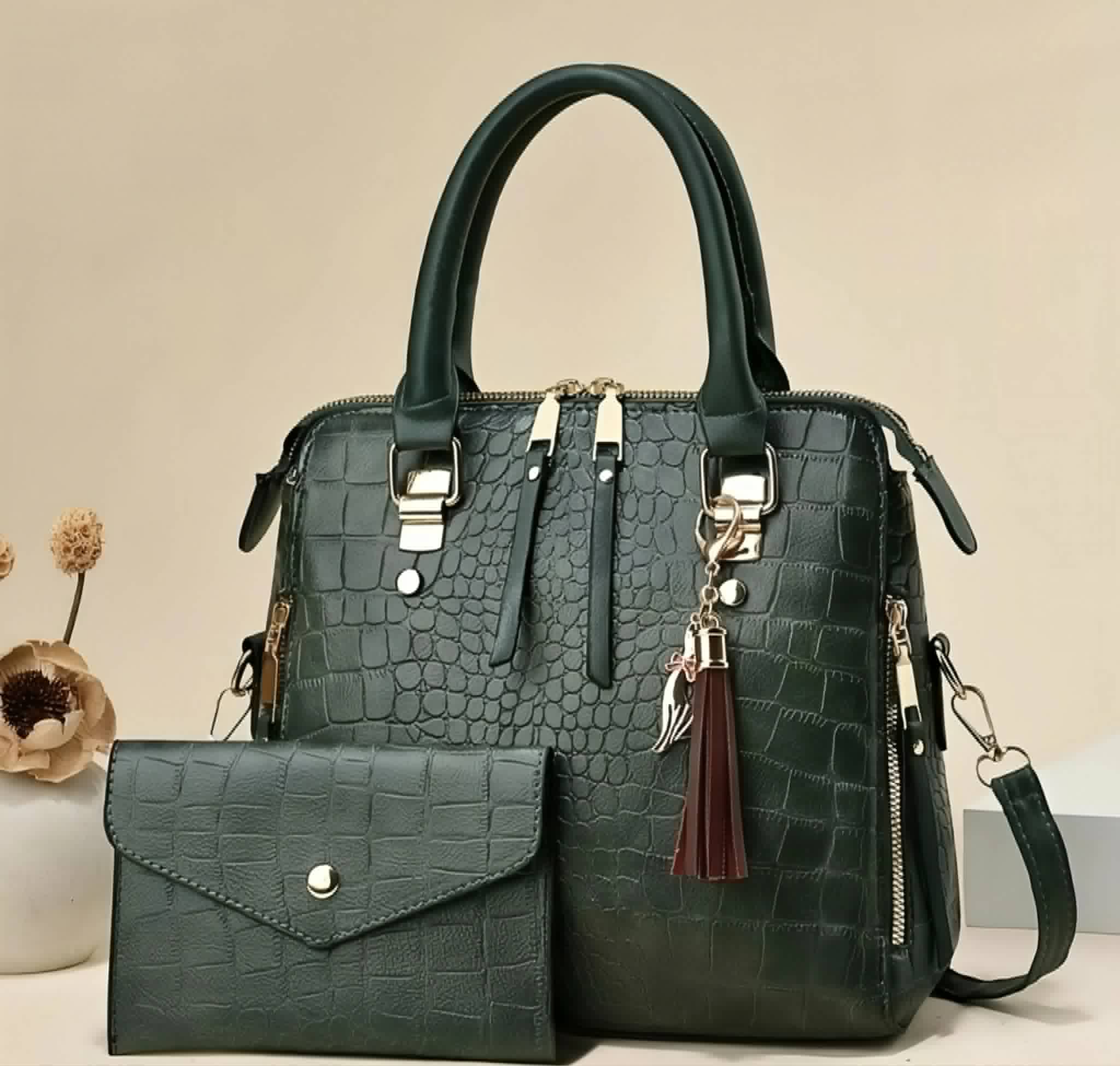 Damenhandtasche aus geprägtem Leder mit Katzenanhänger